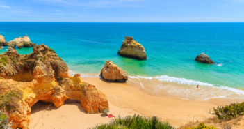 Odkryj malowniczy region południowej Portugalii. Algarve z Anglii za £44 w obie strony!