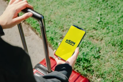 https://www.pexels.com/pl-pl/zdjecie/osoba-rece-smartfon-technologia-20805599/