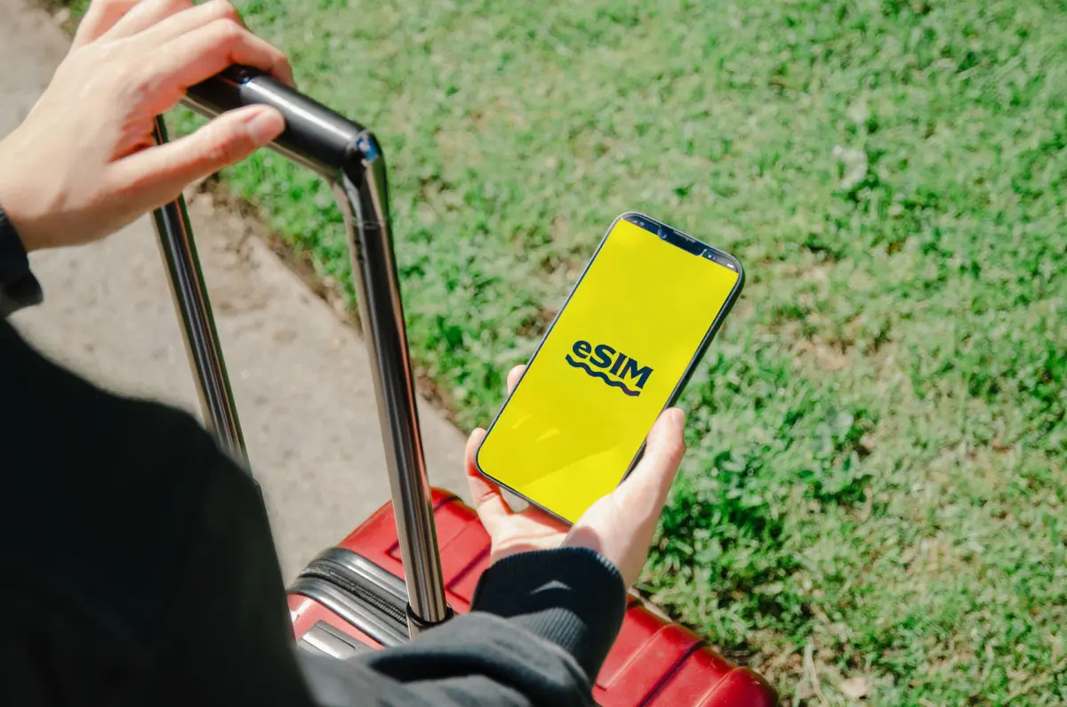 https://www.pexels.com/pl-pl/zdjecie/osoba-rece-smartfon-technologia-20805599/