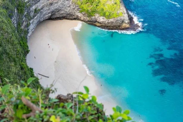https://www.pexels.com/pl-pl/zdjecie/morze-plaza-piasek-zatoka-16383245/