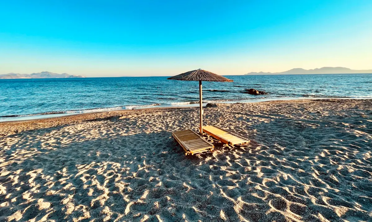https://unsplash.com/photos/brown-wooden-beach-lounge-chair-on-beach-during-daytime-yqWgSle0I7Y
