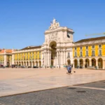 https://www.pexels.com/pl-pl/zdjecie/praca-do-comercio-w-lizbonie-pod-blekitnym-niebem-31449749/