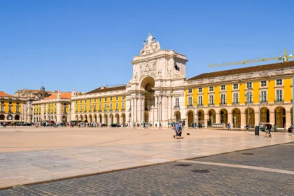 https://www.pexels.com/pl-pl/zdjecie/praca-do-comercio-w-lizbonie-pod-blekitnym-niebem-31449749/
