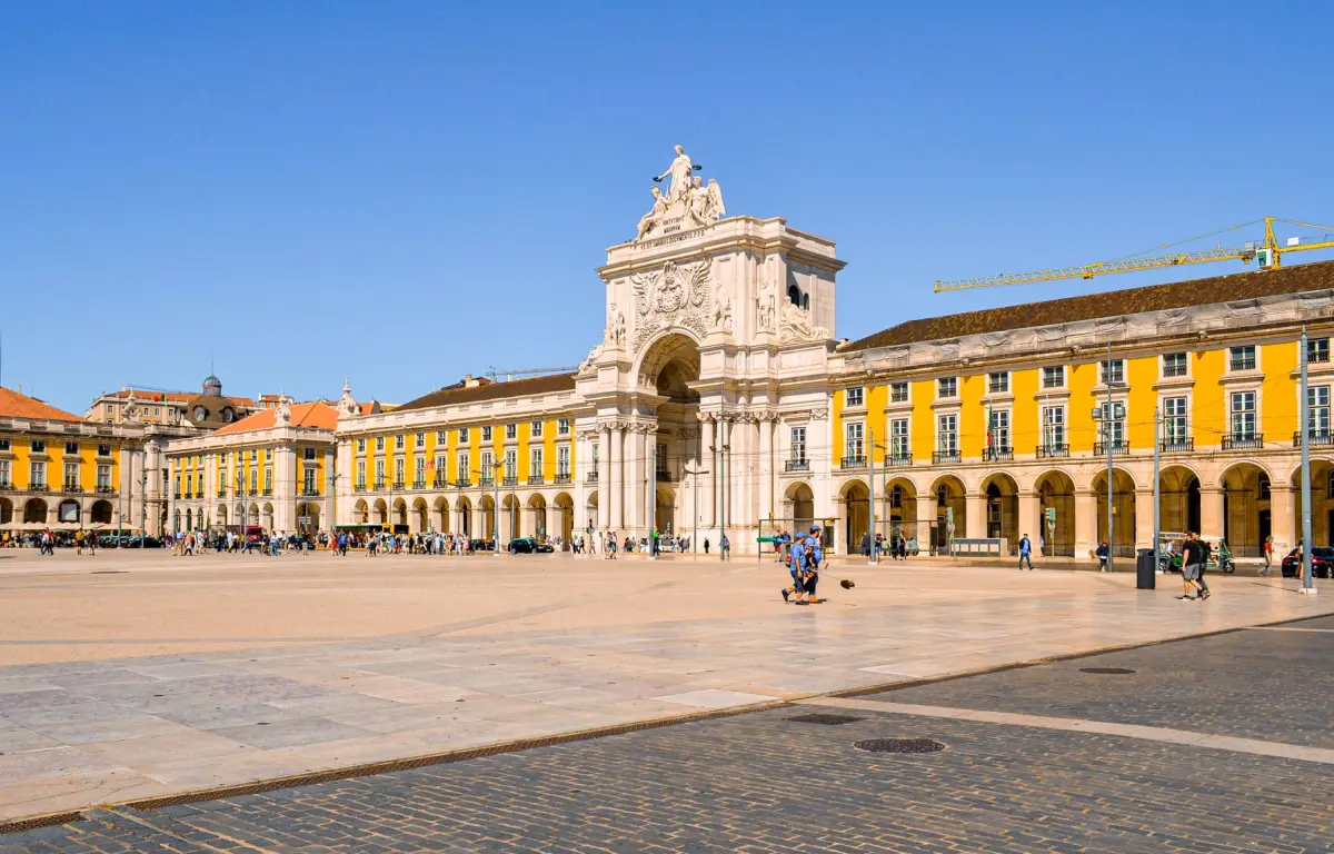 https://www.pexels.com/pl-pl/zdjecie/praca-do-comercio-w-lizbonie-pod-blekitnym-niebem-31449749/