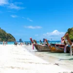 https://www.pexels.com/pl-pl/zdjecie/tradycyjne-lodzie-typu-longtail-na-plazy-tropical-beach-30588127/