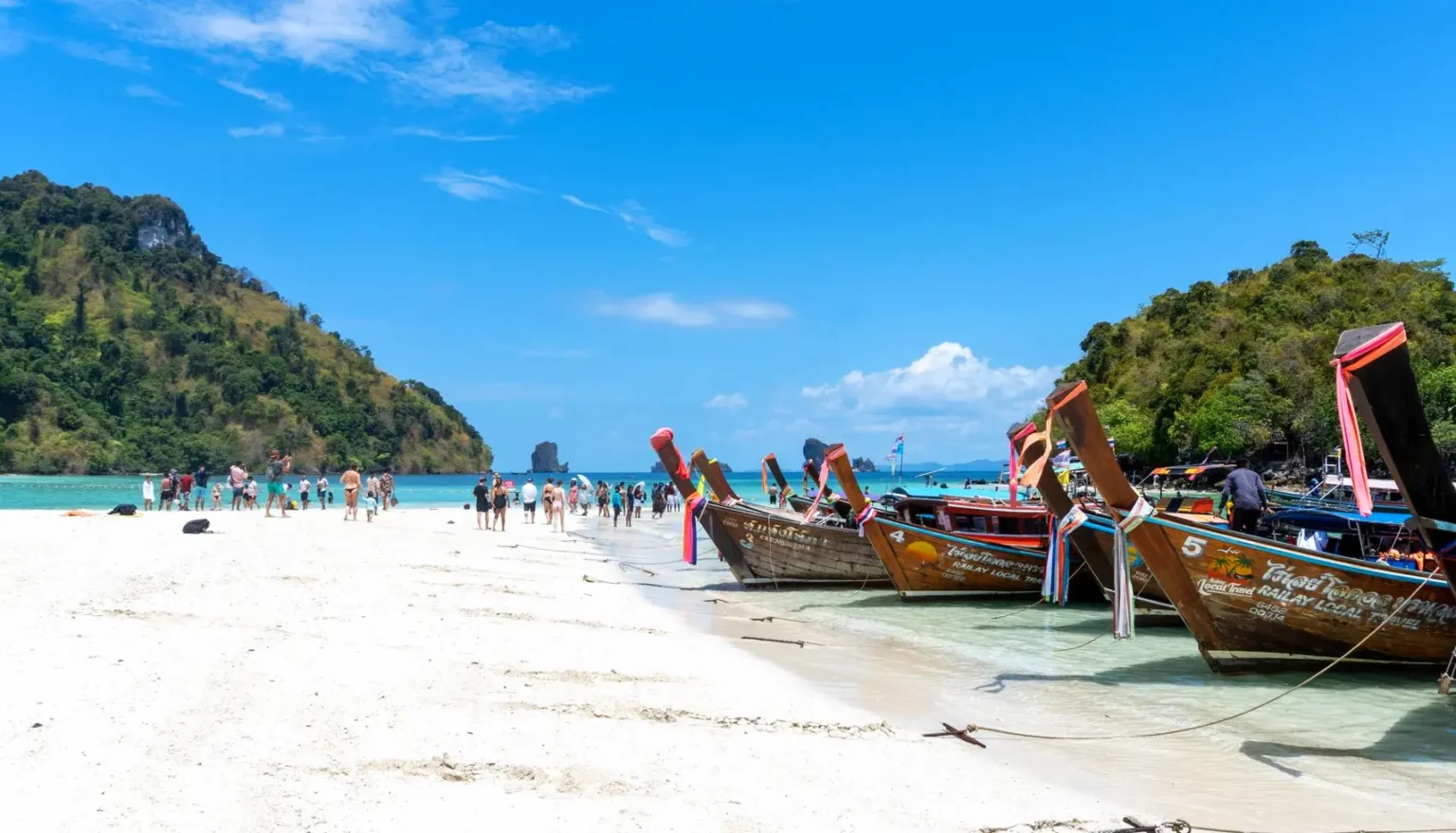 https://www.pexels.com/pl-pl/zdjecie/tradycyjne-lodzie-typu-longtail-na-plazy-tropical-beach-30588127/