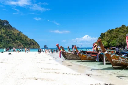 https://www.pexels.com/pl-pl/zdjecie/tradycyjne-lodzie-typu-longtail-na-plazy-tropical-beach-30588127/