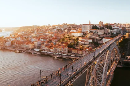 https://www.pexels.com/pl-pl/zdjecie/rzeka-most-wiszacy-miejski-portugalia-14700000/