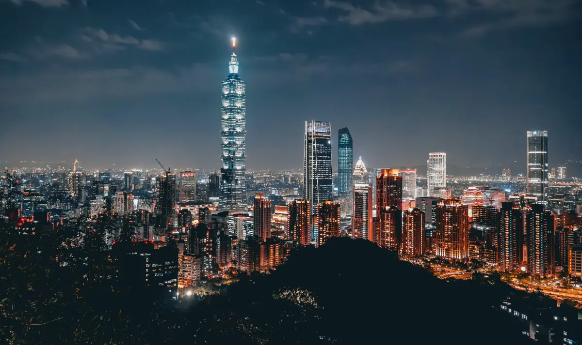 https://www.pexels.com/pl-pl/zdjecie/miasto-noc-panorama-drapacze-chmur-23106806/