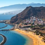 https://www.pexels.com/pl-pl/zdjecie/widok-z-lotu-ptaka-na-playa-de-las-teresitas-na-teneryfie-30366957/