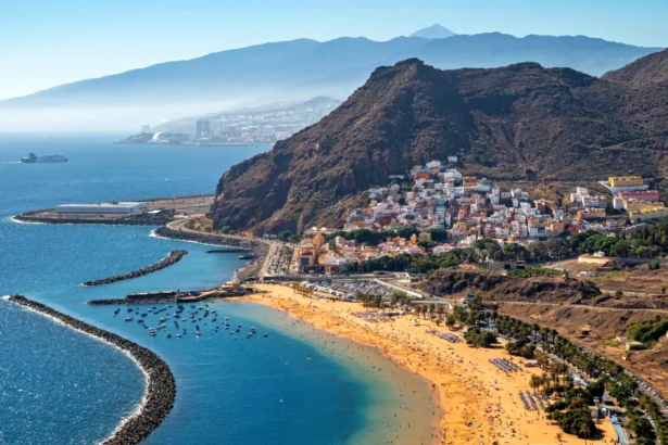 https://www.pexels.com/pl-pl/zdjecie/widok-z-lotu-ptaka-na-playa-de-las-teresitas-na-teneryfie-30366957/