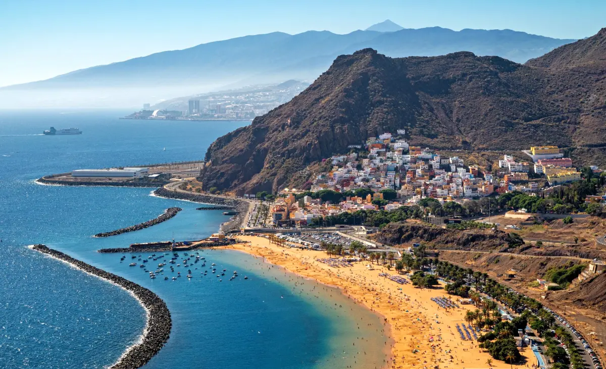 https://www.pexels.com/pl-pl/zdjecie/widok-z-lotu-ptaka-na-playa-de-las-teresitas-na-teneryfie-30366957/