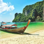 https://www.pexels.com/pl-pl/zdjecie/malownicza-plaza-z-lodzia-longtail-w-krabi-tajlandia-31833429/