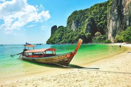 https://www.pexels.com/pl-pl/zdjecie/malownicza-plaza-z-lodzia-longtail-w-krabi-tajlandia-31833429/