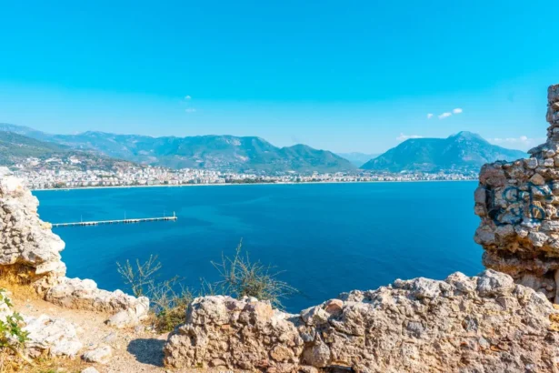 https://www.pexels.com/pl-pl/zdjecie/morze-krajobraz-gory-natura-12944616/