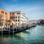 https://www.pexels.com/pl-pl/zdjecie/widok-na-weneckie-gondole-i-most-rialto-36422222/