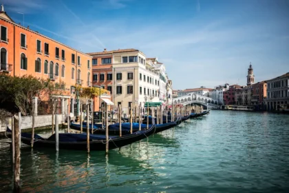https://www.pexels.com/pl-pl/zdjecie/widok-na-weneckie-gondole-i-most-rialto-36422222/