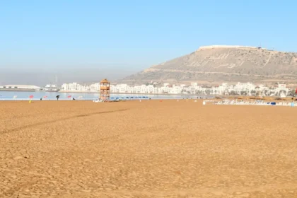 https://unsplash.com/photos/a-beach-with-a-mountain-in-the-background-7MzuWztc8kY