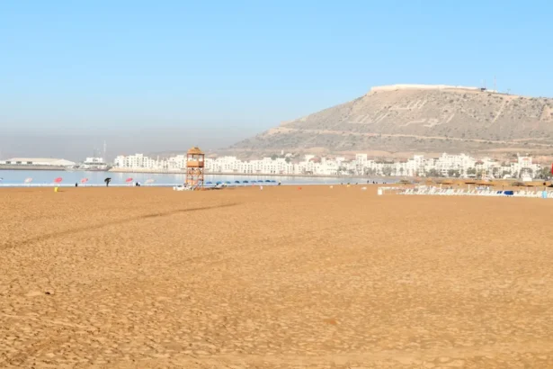 https://unsplash.com/photos/a-beach-with-a-mountain-in-the-background-7MzuWztc8kY