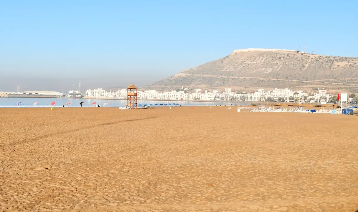 https://unsplash.com/photos/a-beach-with-a-mountain-in-the-background-7MzuWztc8kY