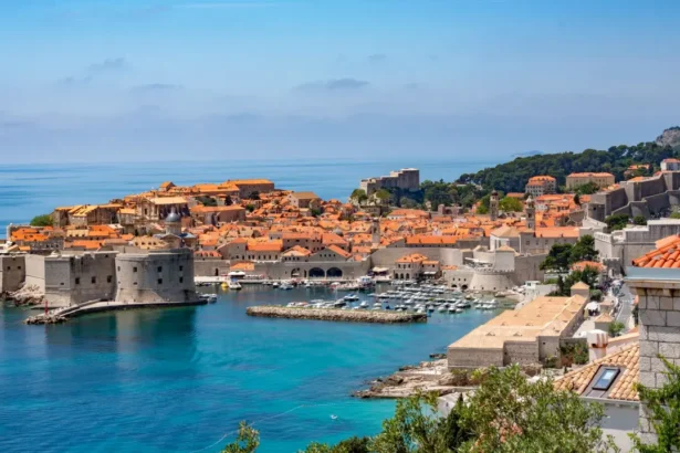 https://www.pexels.com/pl-pl/zdjecie/morze-miasto-wakacje-zatoka-16908385/
