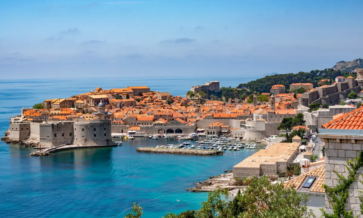 https://www.pexels.com/pl-pl/zdjecie/morze-miasto-wakacje-zatoka-16908385/