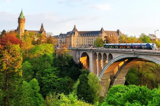 https://unsplash.com/photos/a-train-on-a-bridge-6CB2ZZDxqwY