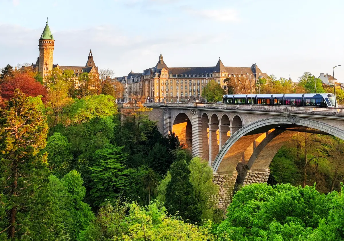 https://unsplash.com/photos/a-train-on-a-bridge-6CB2ZZDxqwY