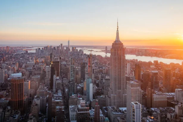 https://unsplash.com/photos/the-empire-state-building-shines-at-sunset-in-nyc-JUCIxMl7GMU