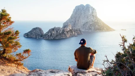 https://www.pexels.com/pl-pl/zdjecie/widok-z-tylu-czlowieka-siedzacego-na-skale-nad-morzem-307008/