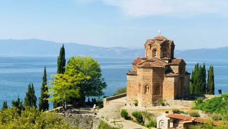 https://www.pexels.com/pl-pl/zdjecie/kosciol-sw-jana-w-kaneo-z-widokiem-na-jezioro-ochrydzkie-31489787/