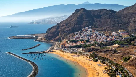 https://www.pexels.com/pl-pl/zdjecie/widok-z-lotu-ptaka-na-playa-de-las-teresitas-na-teneryfie-30366957/
