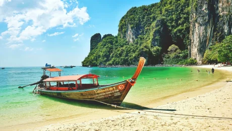 https://www.pexels.com/pl-pl/zdjecie/malownicza-plaza-z-lodzia-longtail-w-krabi-tajlandia-31833429/